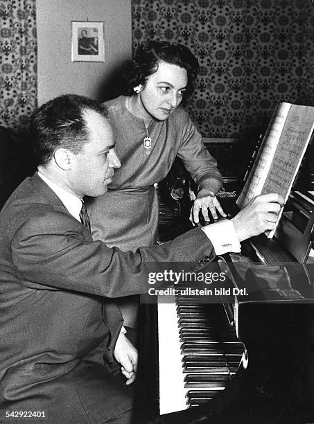 Pierre Boulez*-Musiker, Komponist, Dirigent, Schriftsteller, Frankreichmit Yvonne Loriod, Pianistin, Frankreich- veröff. Radio Revue,
