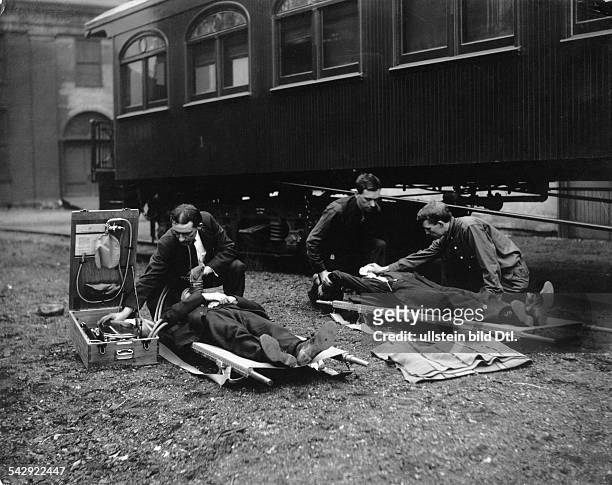 Rettungsmannschaften der Reichsbahn üben die Versorgung von Unfallopfern; links eine Helfer versorgt ein Opfer durch künstliche Beatmung- 1911