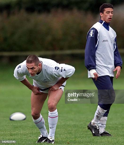 Le centre néo-zélandais du XV de France Tony Marsh s'apprête à s'élancer devant l'arrière Clément Poitrenaud le 07 novembre 2001, lors d'une séance...