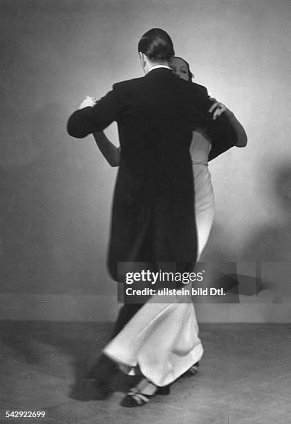 A couple dances the 'English Waltz". Picture by Karl Schenker - 1932