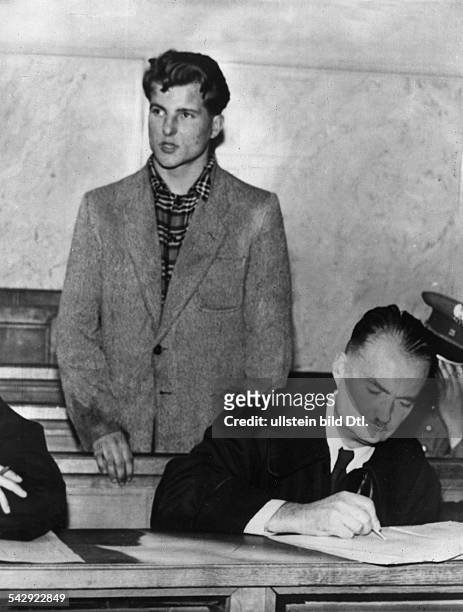 Beginn des ersten Prozesses gegen Teilnehmer am Generalstreik von Posen 1956:- Der Angeklagte Josef Foltynowicz stehend auf der Anklagebank bei der...