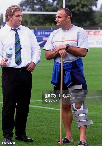Le talonneur de l'équipe de France de rugby Marc Dal Maso souffrant d'une entorse au genou discute avec le pilier Franck Tournaire , le 17 septembre...