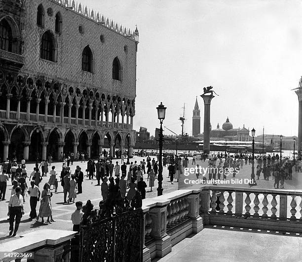 Dogenpalast mit Blick auf den Gondelhafen und die Lagune- 1951