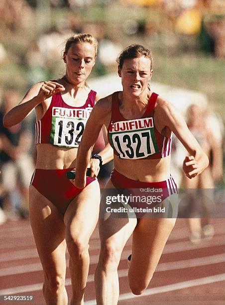 Die deutschen Leichtathletinnen Birgit und Gabi Rockmeier bei der Übergabe des Stabes während der Deutschen Meisterschaften der Leichtathletik 1999....