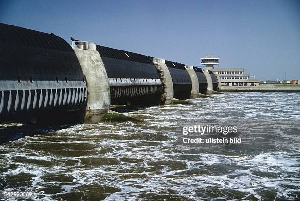 Das Eidersperrwerk, ein Bollwerk gegen Sturmfluten seit dem 20.3.1973. Das Sperrwerk spannt sich über das Delta der Eider vom so genannten Hundeknöll...