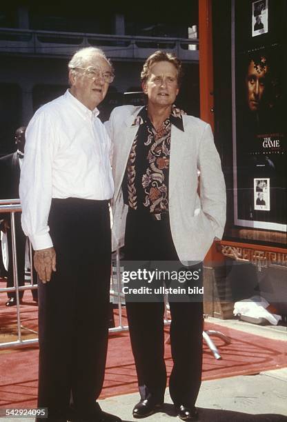 Die amerikanischen Schauspieler Karl Malden und Michael Douglas am Hollywood-Boulevard in Los Angeles. Aufgenommen 1997.