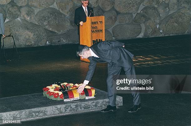 Bundesaußenminister Joschka Fischer legt in der Gedenkstätte Yad Vashem in Jerusalem einen Kranz nieder. .