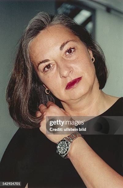 Dr. Babette Peters, Designbeauftragte der Stadt Hamburg. Sie hat ihre Hand auf die Schulter gelegt und trägt eine Armbanduhr. Aufgenommen Juli 1999.