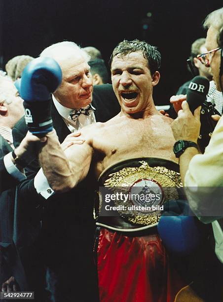 Der deutsche Boxer Markus Bott freut sich zusammen mit dem Veranstalter Klaus-Peter Kohl über seinen Weltmeistertitel im Cruisergewicht 1993. Bott...