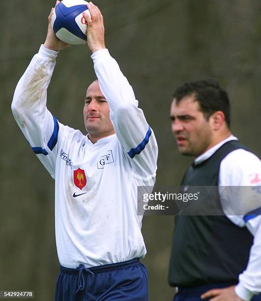 Le talonneur titulaire Marc Dal Maso effectue un lancer en touche sous les yeux de son remplaçant Raphael Ibanez, le 29 mars 2000 à Clairefontaine,...