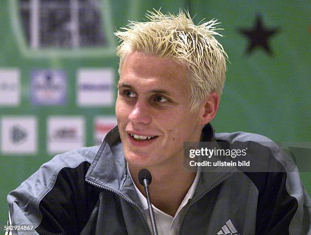 Sebastian Kehl während einer Pressekonferenz am 29. Mai 2001 in Bremen. Kehl trägt kurze blond gefärbte Haare und lächelt hinter einem Mikrofon. .