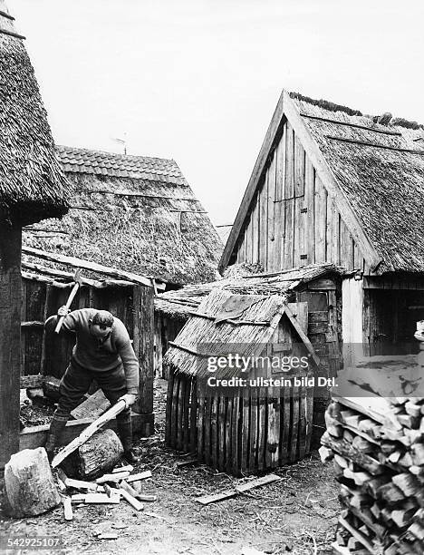 Bauernhof in Ostpreussen, Bauer beim Holzhacken1934Foto: Friedrich Seidenstücker