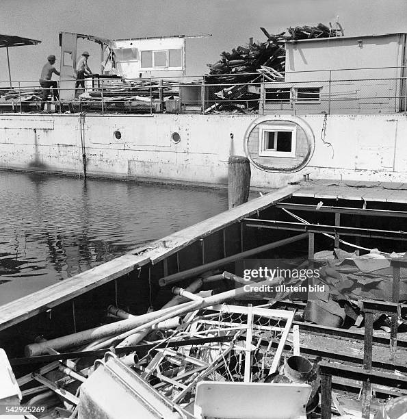 Das Schiff "Heinrich Zille", eine ehemalige schwimmende Jugendherberge wird abgerissen - Mai 1966