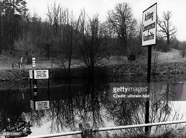 West-Berlin: der Teltowkanal an der Grenze in Dreilinden. "Achtung Zonengrenze Kanalmitte", " Sowjetzone, Nicht befahren"