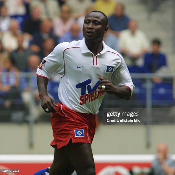 Der ghanaische Stürmer Anthony Yeboah vom Fußball-Bundesligisten Hamburger SV mit getapten Fingern. .