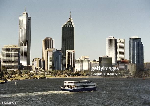 Perth, Australien: Ausflugsboot auf dem Fluss "Swan River" vor der Kulisse der Bürohochhäuser der Stadt. Aufgenommen 1999.