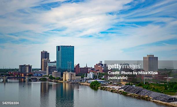 toledo from the skyway bridge - ohio photos et images de collection