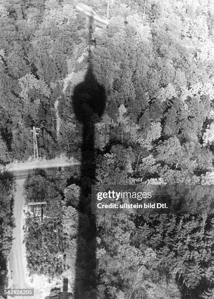 Schatten des Stuttgarter Fernsehturms- 1957