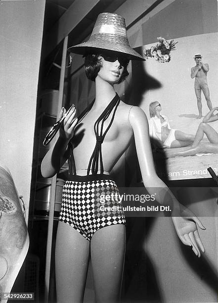 Schaufensterpuppe mit Bikini bestehend aus Bikinihose und Hosenträger-Oberteil1964
