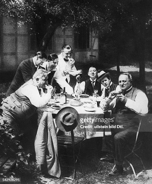 Genre pictures Group of friends coming together at a garden restaurant, Berlin - around 1910