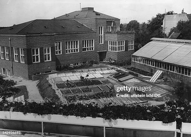 Hauptgebäude der landwirtschaftlichen Versuchsanstalt Lichterfelde - Berlin , Gartenseite