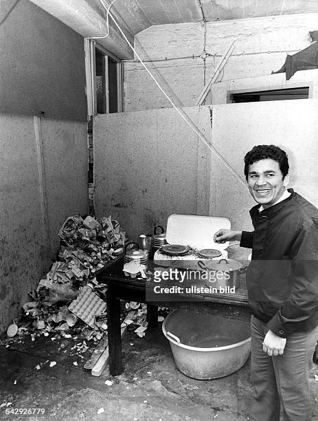 Abfälle stapeln sich in der Kellerwohnung eines türkischen Gastarbeiters; in den für gewerbliche Zwecke gedachten Räumlichkeit gibt es keine...