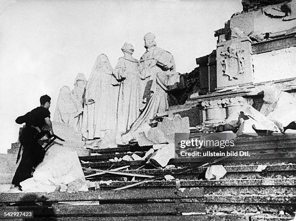 Spain Madrid : Spanish Civil War Devastation of church institutions and symbols: Republican militia destroy the Statue of Christ at the Cerro de Los...