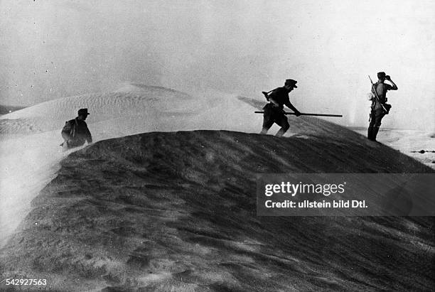 North africa, war theater , german africa corps Feb.41-May43:First offensive of Rommel: Advance into the CyrenaikaGerman soldiers crossing the sand...