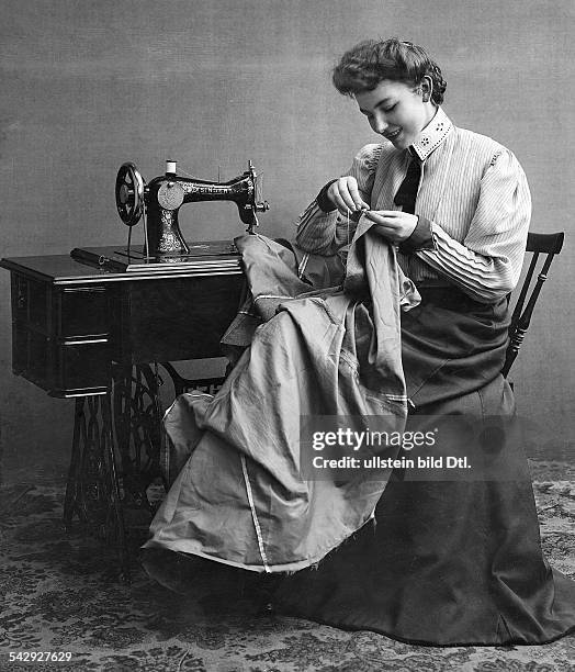 Women pictures Woman sewing on a Singer sewing machine - undated, probably 1900 - Photographer: Zander & Labisch - Vintage property of ullstein bild