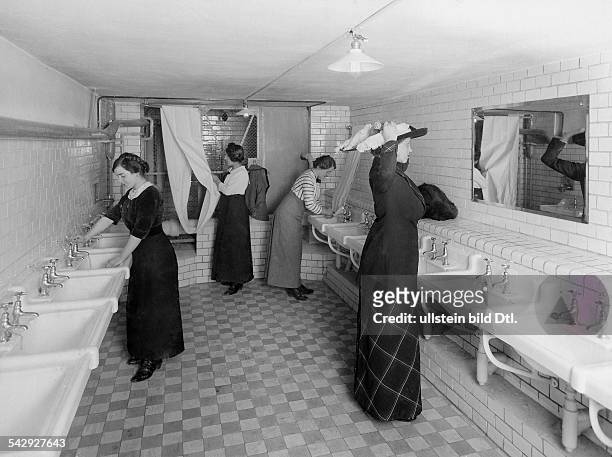 German Empire Kingdom Prussia; Berlin - Kreuzberg: The store Kaufhaus R.M. Maassen:Female employees in the washing room - about 1913- Photographer:...