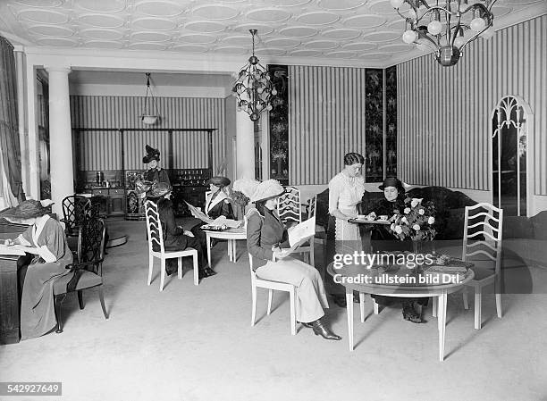 German Empire Kingdom Prussia; Berlin - Kreuzberg: The store Kaufhaus R.M. Maassen:In the salon the employees offer coffee to the customers - about...