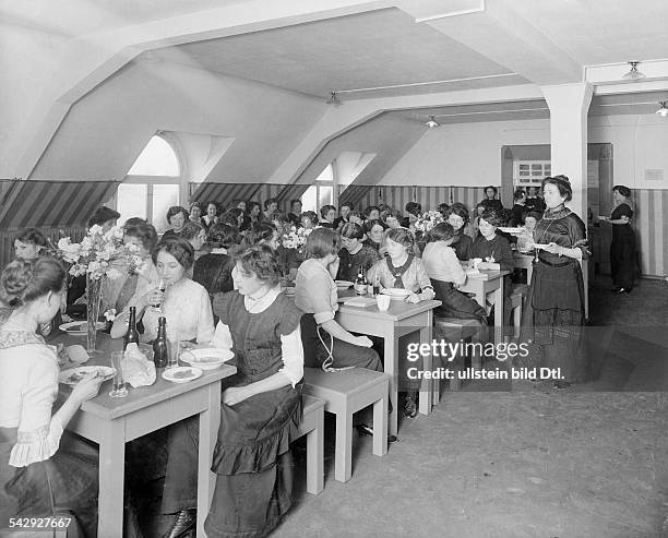 German Empire Kingdom Prussia; Berlin - Kreuzberg: The store Kaufhaus R.M. Maassen:Female employees during the lunch break in the staff cantinee for...