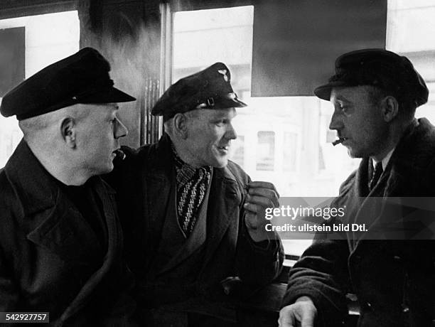 Deutschland: Bergmänner in der Straßenbahn, Bochum- undatiertveröffentlicht: Stern 12/1939Foto: Fosshag, Rene