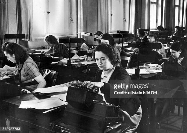 Junge Frauen, die zur Zwangsarbeit rekrutiert wurde. - um 1944
