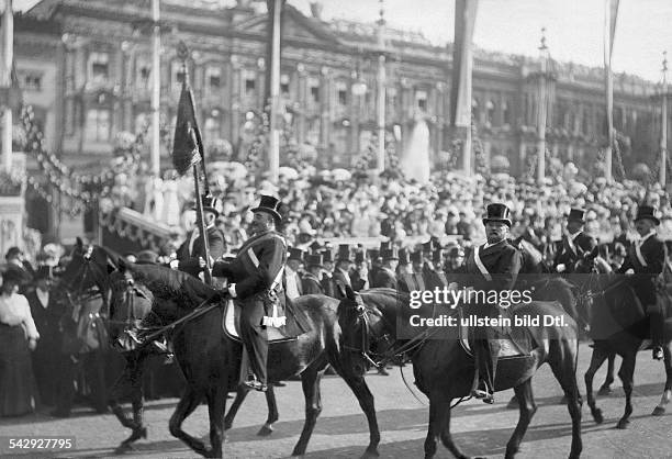 Festzug vom Brandenburger Tor bis zum Stadtschloss zur Eheschließung von Prinzessin Cecilie Herzogin zu Mecklenburg-Schwerin und Prinz Friedrich...