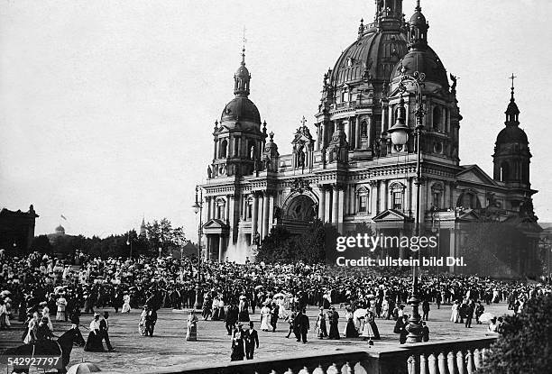 Festzug vom Brandenburger Tor bis zum Stadtschloss zur Eheschließung von Prinzessin Cecilie Herzogin zu Mecklenburg-Schwerin und Prinz Friedrich...