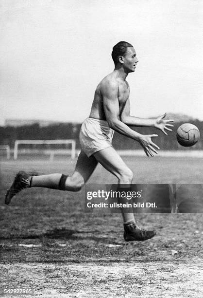 Handball - Sportlehrer Schlichting - die Kunst des Handballspiels, Tippen des Balles im Lauf- undatiert, vermutich 1929- veröffentlicht in der BZ am