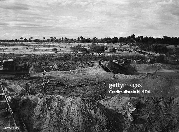 Spain, civil war 1936-39: Condor legion - Battle of ther Ebro. Advancing against Gaeta hill. Gernman tanks followd by spanish nationalist infantry....