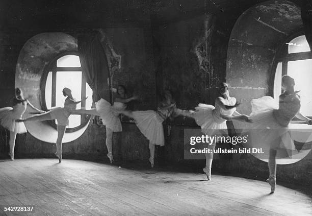 37 Alfred Eisenstaedt Dancers Stock Photos & High-Res Pictures