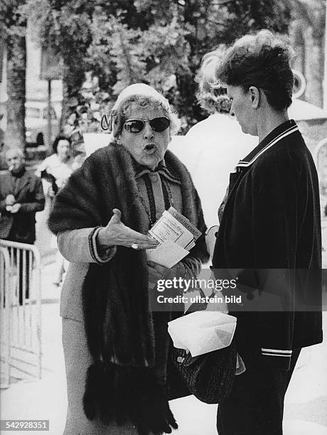 Cannes / Cote d'Azur: zwei ältere Frauen im Gespräch auf der Strasse- Foto: Rudolf Dietrich- um 1970- identisch mit Bild