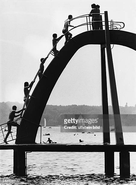 Kinder klettern auf die Rutschbahn im Strandbad Wannsee- August 1983