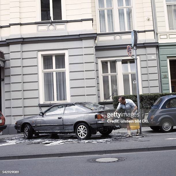 DiaÄlterer Mann wäscht am Wochenende sein Auto- Juli 1987