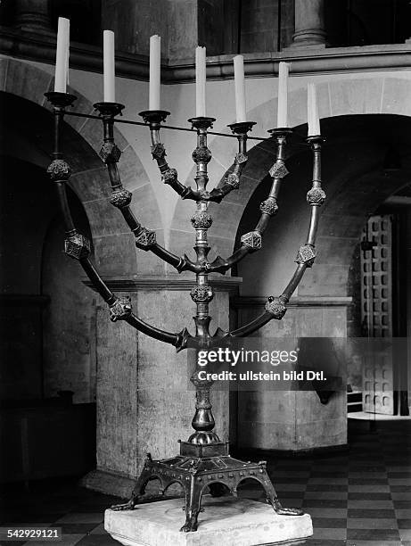 Der siebenarmige Leuchter in der Münsterkirche zu Essen. Gestiftet von der Äbtissin Mathilde Bronze, Höhe 2,26mum 1955
