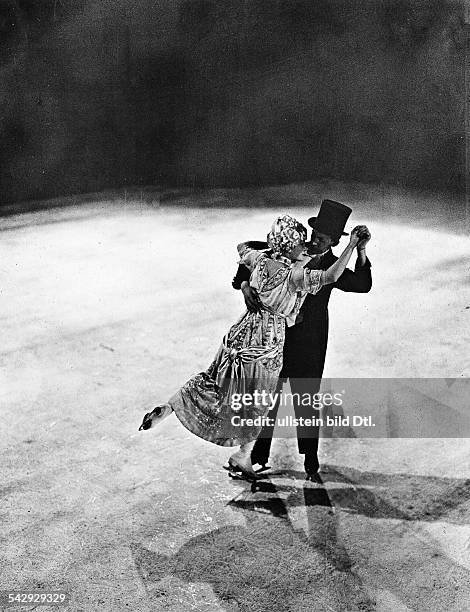 Ice revue A couple tangoing at the ice revue in the Admiralpalast, Berlin - 1914 - Photographer: Wilhelm Willlinger - Vintage property of ullstein...