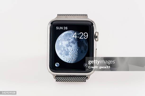 apple watch, 42 mm aus silber weißen sport-band - hell auf dunklem untergrund stock-fotos und bilder