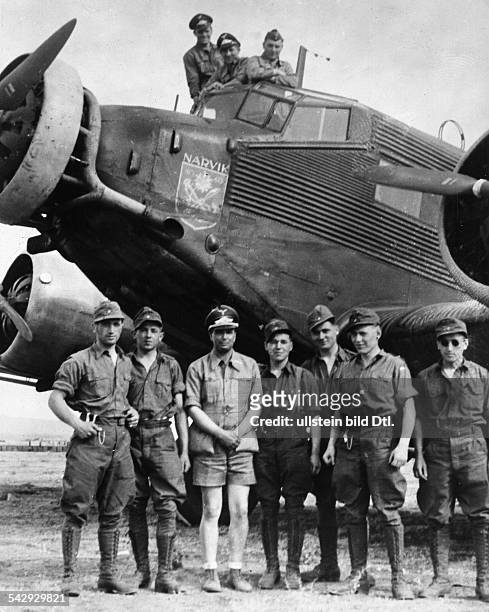 Afrikakorps / Afrikafeldzug : Eine Ju-52 auf einem Flugfeld in LibyenDie Besatzung und Soldaten des Afrikakorps beim Gruppenfoto - die...
