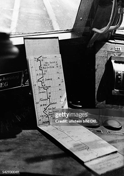 Der "Fliegende Muenchner": Fahrplan im Fuehrerstand des Schnelltriebwagens "Fliegender Muenchner", der zwischen Muenchen und Berlin verkehrt.- 1937-...