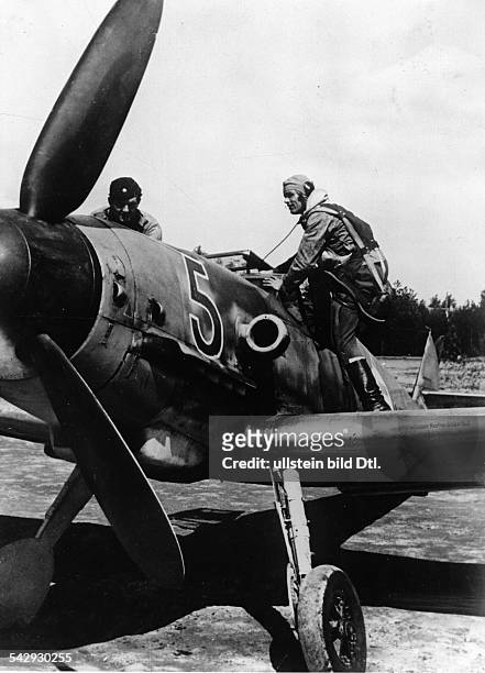 Finnland, Luftwaffe: : Finnischer Pilot besteigt sein Jagdflugzeug .Sommer 1943