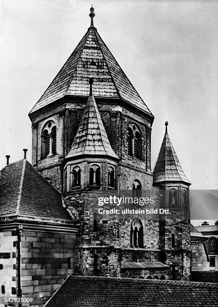 Blick auf den romanischen Turm der Münsterkirche um 1940