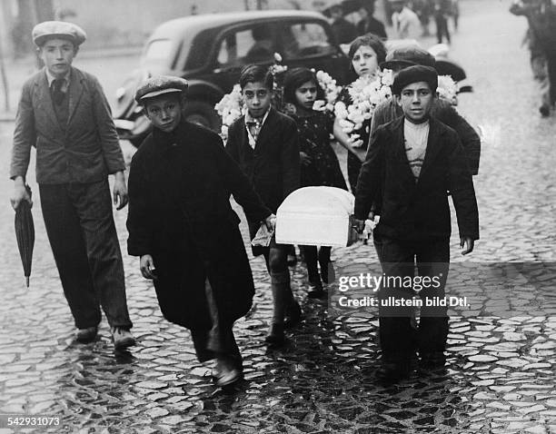 Kinder - Begräbnis in einer Ortschaft in Portugal: Die Geschwister trasgen den Sarg mit dem Kind zum Friedhof.ohne weitere Angabenum 1935Aufnahme:...